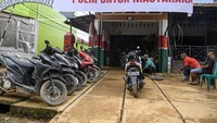 Seorang montir bekerja membersihkan dan memperbaiki kendaraan warga yang terendam lumpur pascabanjir bandang di Aek Tolang, Tapanuli Tengah. Foto: ANTARA FOTO/Muhammad Adimaja