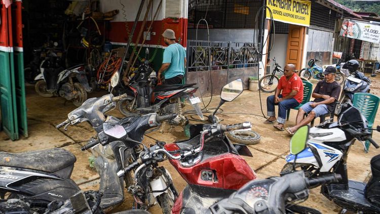 Bengkel Diserbu Kendaraan Korban Banjir di Tapteng, Suku Cadang Menipis