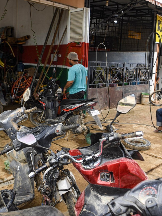 Bengkel Diserbu Kendaraan Korban Banjir di Tapteng, Suku Cadang Menipis