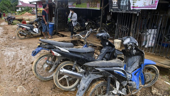 Warga menunggu perbaikan kendaraannya yang terendam lumpur akibat bencana banjir bandang dan tanah longsor di Aek Tolang, Tukka, Tapanuli Tengah, Sumatera Utara, Kamis (11/12/2025). Banyaknya kendaraan bermotor terendam lumpur akibat banjir bandang dan tanah longsor menyebabkan sejumlah bengkel kendaraan mulai kehabisan suku cadang. ANTARA FOTO/Muhammad Adimaja