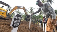Korban jiwa terus bertambah seiring proses evakuasi dan pencarian yang dilakukan di daerah paling terdampak, terutama di Sumatera Utara, Sumatera Barat, dan Aceh. Banyak wilayah terisolasi akibat jalan dan jembatan putus. ANTARA FOTO/Wahdi Septiawan