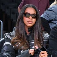 Rambut panjangnya ditata bergelombang dengan ujung ombre pirang dan makeup ringan. Fitur wajahnya seperti kembarang ibunya.  Foto: Getty Images/Allen Berezovsky