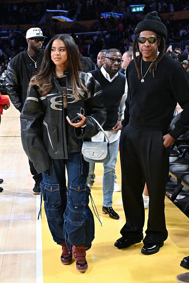 Tak butuh waktu lama, foto-foto Blue beredar di X dan Instagram. Banyak warganet terkejut dengan kemiripan Blue dan Beyonce yang kini makin nyata. “Blue Ivy terlihat sangat mirip ibunya. Saya sempat mengira itu Beyonce,” komentar netizen. “Beyonce benar-benar seperti menyalin dan menempel wajahnya ke Blue Ivy,” tulis netizen lain.  Foto: Getty Images/Allen Berezovsky