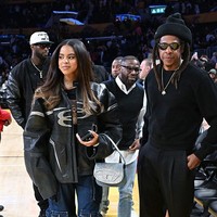 Tak butuh waktu lama, foto-foto Blue beredar di X dan Instagram. Banyak warganet terkejut dengan kemiripan Blue dan Beyonce yang kini makin nyata. “Blue Ivy terlihat sangat mirip ibunya. Saya sempat mengira itu Beyonce,” komentar netizen. “Beyonce benar-benar seperti menyalin dan menempel wajahnya ke Blue Ivy,” tulis netizen lain.  Foto: Getty Images/Allen Berezovsky