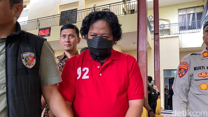 Potret Bos Terra Drone Berbaju Tahanan Usai Jadi Tersangka Kebakaran Maut