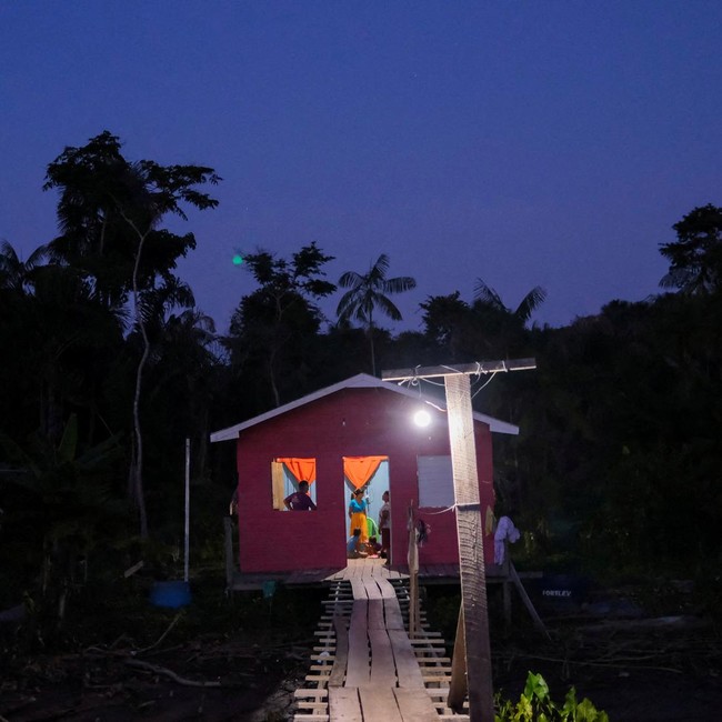 Tenaga Surya Terangi Komunitas Terpencil di Amazon Brasil