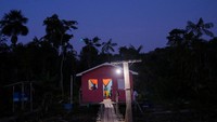 Sebuah rumah di tepian hutan Amazon tampak terang oleh lampu bertenaga surya, simbol perubahan nyata bagi komunitas yang sebelumnya hidup dalam kegelapan. Kemitraan Brasil dengan Global Energy Alliance for People and Planet memperkuat ekspansi energi bersih hingga lima tahun ke depan. REUTERS/DIEGO HERCULANO