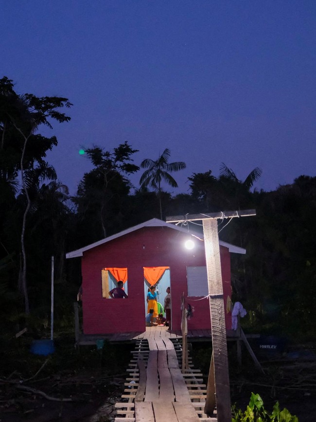 Tenaga Surya Terangi Komunitas Terpencil di Amazon Brasil