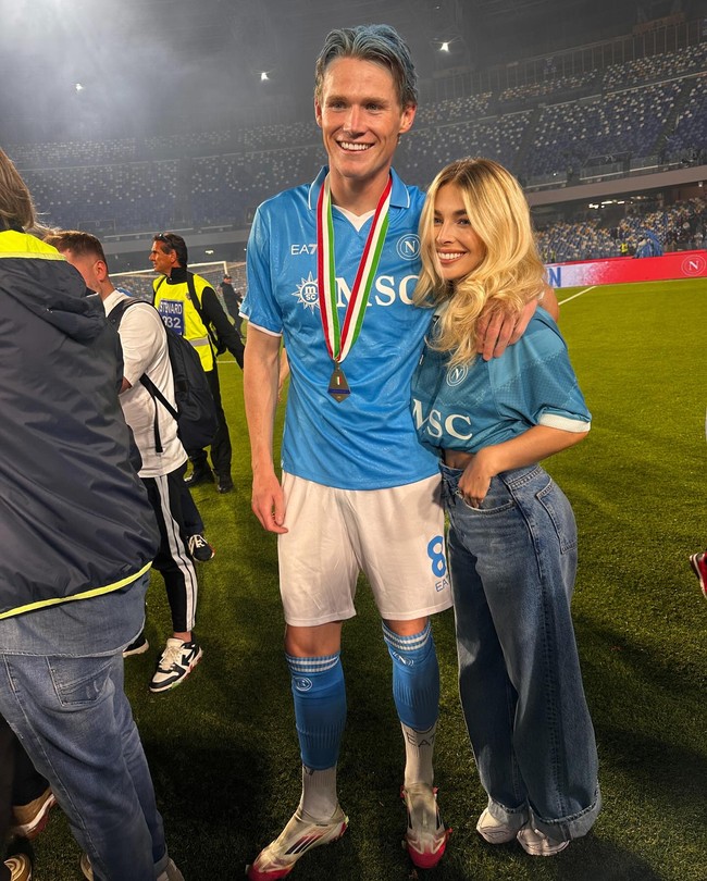 Scott McTominay memiliki seorang pacar cantik yang menemaninya selama memperkuat tim Napoli. Adalah Cam Reading, wanita yang dikenal sebagai seorang model. Foto: Instagram @camreading_