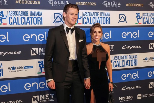 Beberapa waktu lalu Cam tersebut sempat menjadi sorotan karena gaun transparan yang dikenakannya sang kekasih dinobatkan sebagai Pemain Terbaik Serie A awal bulan ini. Foto: Instagram @camreading_