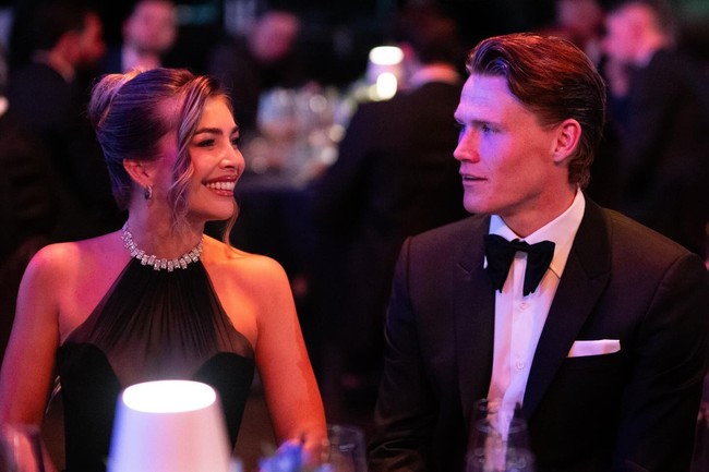 “Di Gran Gala del Calcio, Scott membawa pulang dua penghargaan dan aku pulang dengan perasaan lebih bangga pada sosoknya... berdedikasi, pekerja keras, dan selalu berusaha untuk lebih baik lagi. Aku mencintaimu,” ungkapnya kepada Scott.Foto: Instagram @camreading_