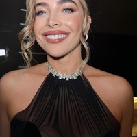 Penampilan cantiknya mencuri perhatian dari sekian banyak WAGs yang ikut menemani kekasihnya dalam ajang tersebut. Foto: Instagram @camreading_