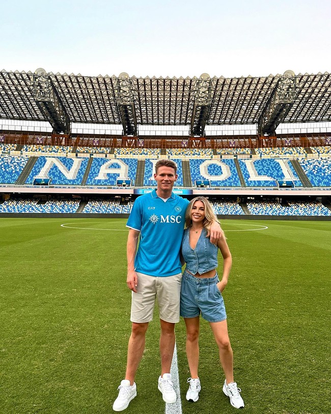 Sejak kepindahannya ke Napoli, Scott McTominay dan Cam Reading menjadi perbincangan hangat di media sosial, berkat para penggemar Napoli yang sangat menyukai pasangan muda ini. Para penggemar Napoli juga sering menyebut Cam sebagai Ratu Napoli. Foto: Instagram @camreading_
