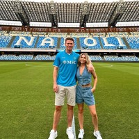 Sejak kepindahannya ke Napoli, Scott McTominay dan Cam Reading menjadi perbincangan hangat di media sosial, berkat para penggemar Napoli yang sangat menyukai pasangan muda ini. Para penggemar Napoli juga sering menyebut Cam sebagai Ratu Napoli. Foto: Instagram @camreading_