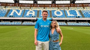 Cam Reading tampil percaya diri sebagai sosok yang selalu hadir mendampingi Scott McTominay di momen-momen penting kariernya di Napoli. Foto: Instagram @camreading_