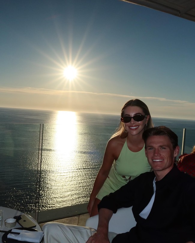 Tahun lalu, pasangan itu pernah berfoto di pantai Amalfi selagi mengungkap dirinya dan Scott telah jatuh cinta pada Italia.Foto: Instagram @camreading_