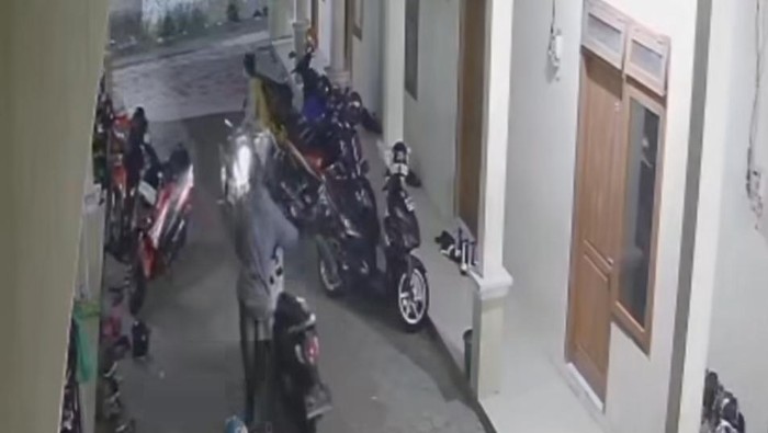 Aksi Duo Maling Motor di Bogor Terekam CCTV, Polisi Selidiki