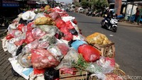 Banyaknya tumpukan sampah membuat aroma busuk menyebar di sepanjang jalan.