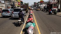 Berdasarkan pantauan detikcom pukul 10.00 WIB, sampah menumpuk mulai dari Pasar Cimanggis, median Jalan Dewi Sartika, Pasar Ciputat, sampai kolong Flyover Ciputat.