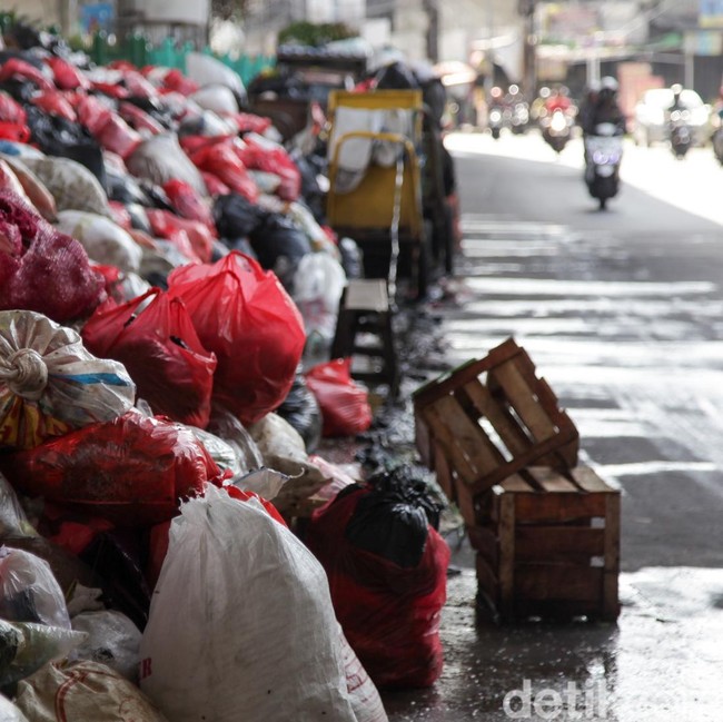 Ciputat Dikepung Sampah, Aroma Busuk Menyengat