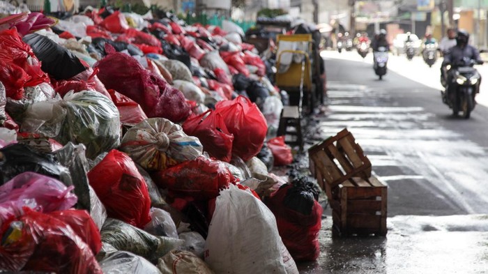 Sampah menumpuk di kawasan Ciputat, Tangerang Selatan, Banten, Jumat (12/12/2025). Penumpukan hampir satu minggu itu merupakan imbas penataan tempat pembuangan akhir (TPA) Cipeucang.