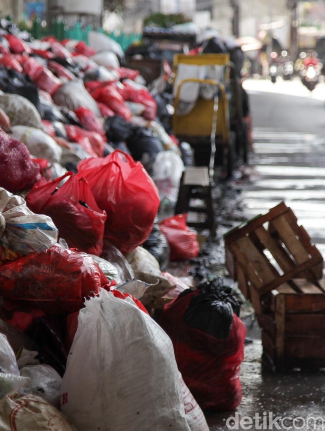 Ciputat Dikepung Sampah, Aroma Busuk Menyengat