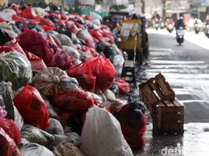 Ciputat Dikepung Sampah, Aroma Busuk Menyengat