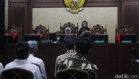 Modusnya, para terdakwa menahan proses RPTKA yang diajukan perusahaan melalui sistem online hingga pemohon datang langsung ke kantor Kemnaker. Di sana, pemohon diberitahu adanya “biaya tambahan” di luar biaya resmi. Bila tidak membayar, permohonan mereka tidak akan diproses. Total uang yang diterima para terdakwa mencapai miliaran rupiah. Di antaranya, Putri Citra menerima sekitar Rp390 juta, Jamal Shodigin sekitar Rp551 juta, dan Alfa Eshad lebih dari Rp5,2 miliar. Beberapa pejabat lain disebut menerima uang hingga puluhan miliar rupiah, termasuk barang seperti sepeda motor Vespa dan satu unit mobil Innova Reborn.