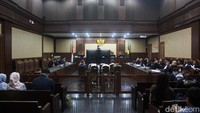 Para terdakwa terdiri dari sejumlah pejabat yang pernah menduduki jabatan strategis, yakni eks Dirjen Pembinaan Penempatan Tenaga Kerja dan Perluasan Kesempatan Kerja (Binapenta dan PKK) periode 2020–2023 Suhartono; Direktur Pengendalian Penggunaan TKA 2019–2024 yang kemudian menjabat Dirjen Binapenta dan PKK 2024–2025 Haryanto; serta Direktur PPTKA 2017–2019 Wisnu Pramono.