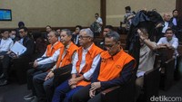 Delapan eks pejabat Kementerian Ketenagakerjaan (Kemnaker) mulai menjalani sidang dakwaan kasus pemerasan TKA di Pengadilan Negeri Jakarta Pusat pada Jumat (12/12/2025). Agenda perdana ini membuka rangkaian proses hukum yang menyorot penyalahgunaan kewenangan.