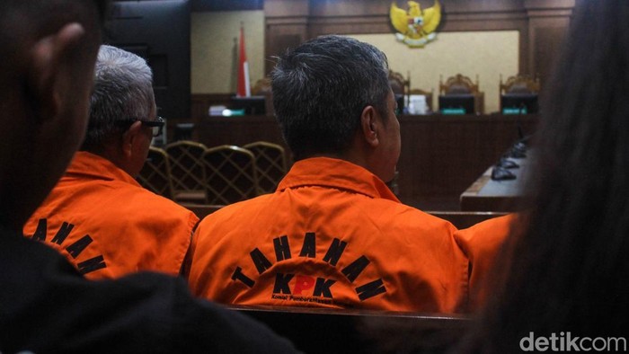 Delapan eks pejabat Kemnaker mulai menjalani sidang dakwaan kasus pemerasan TKA di Pengadilan Negeri Jakarta Pusat pada Jumat (12/12/2025). Agenda perdana ini membuka rangkaian proses hukum yang menyorot penyalahgunaan kewenangan.