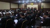 Nama lainnya yaitu Direktur PPTKA 2024–2025 Devi Angraeni; Direktur PPTKA 2021–2025 Gatot Widiartono; dan Petugas Saluran Siaga RPTKA 2019–2024 merangkap verifikator pengesahan RPTKA 2024–2025 Putri Citra Wahyoe. Dua pegawai lain yang turut didakwa adalah Analis TU Direktorat PPTKA 2019–2024 sekaligus Pengantar Kerja Ahli Pertama 2024–2025 Jamal Shodigin; serta Pengantar Kerja Ahli Muda 2018–2025 Alfa Eshad.