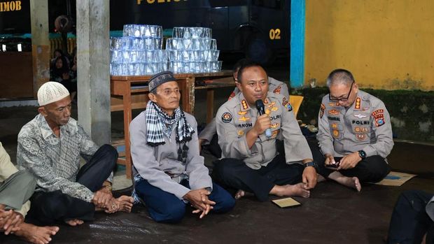 Doa bersama mengakhiri misi kemanusiaan Polda Riau di Kecamatan Palembayan, Kabupaten Agam, pada Kamis (11/12/2025) malam.