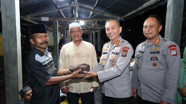 Doa bersama mengakhiri misi kemanusiaan Polda Riau di Kecamatan Palembayan, Kabupaten Agam, pada Kamis (11/12/2025) malam.