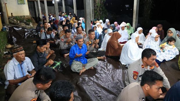 Doa bersama mengakhiri misi kemanusiaan Polda Riau di Kecamatan Palembayan, Kabupaten Agam, pada Kamis (11/12/2025) malam.