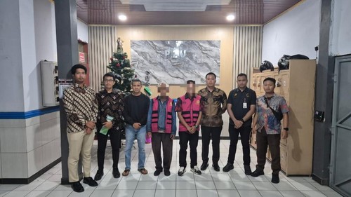 Dua tersangka proyek pembangunan Gedung CSSD dan Laundry RSUD dr Ben Mboi, Ruteng, Manggarai, NTT, GLAA dan YPD, ditahan jaksa, Jumat (12/12/2025). GLAA adalah PPK dan YPD selaku konsultan pengawas proyek tersebut. (Dok. Kejari Manggarai)
