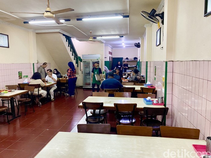 Eksis Sejak 1948, Ayam Goreng Legendaris di Jatinegara Ini Terkenal Nikmat