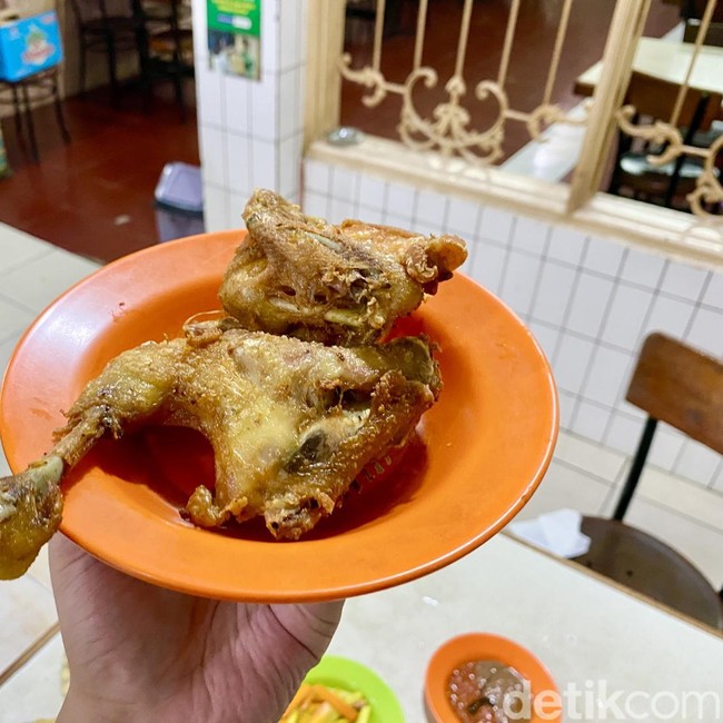 Eksis Sejak 1948, Ayam Goreng Legendaris di Jatinegara Ini Terkenal Nikmat