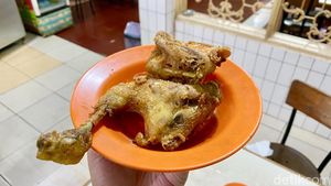 Eksis Sejak 1948, Ayam Goreng Legendaris di Jatinegara Ini Terkenal Nikmat