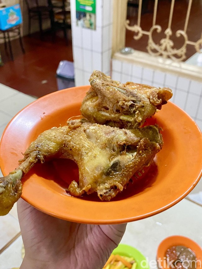 Eksis Sejak 1948, Ayam Goreng Legendaris di Jatinegara Ini Terkenal Nikmat