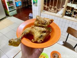 Eksis Sejak 1948, Ayam Goreng Legendaris di Jatinegara Ini Terkenal Nikmat