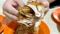Ayam goreng berwarna kuning kecokelatan ini punya tekstur garing di luar dan empuk di dalam. Dagingnya meresap bumbu sampai ke tulang, memberikan rasa gurih yang kuat. Harganya Rp 22.000 per potong. Foto: detikFood