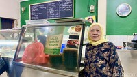 Pelanggan Bu Haji didominasi generasi lama, termasuk pejabat hingga selebritas. Cita rasa konsisten membuat mereka terus kembali sejak bertahun-tahun lalu. Foto: detikFood