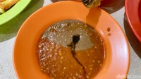 Sambal kacang hadir karena permintaan pelanggan keturunan Tionghoa pada masa lalu. Sejak itu, sambal ini justru menjadi favorit baru pendamping ayam goreng. Foto: detikFood