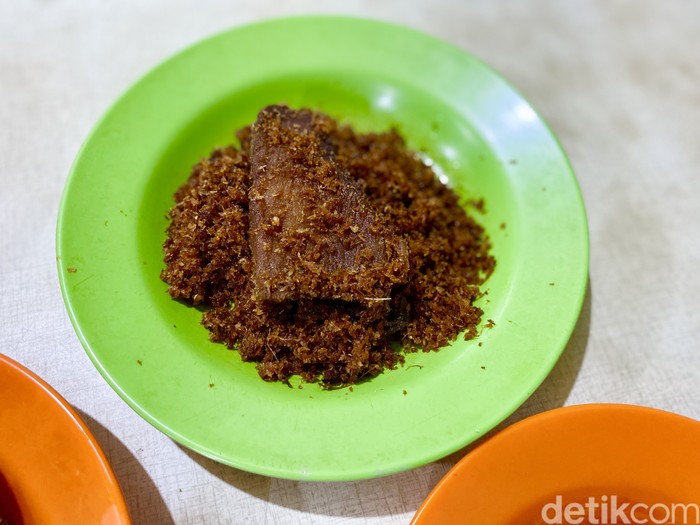 Eksis Sejak 1948, Ayam Goreng Legendaris di Jatinegara Ini Terkenal Nikmat