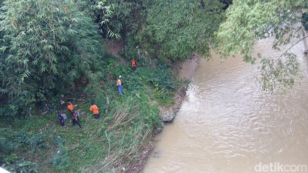Evakuasi jenazah santriwati tenggelam di Sungai Lusi, Blora. Jumat (12/12/2025).