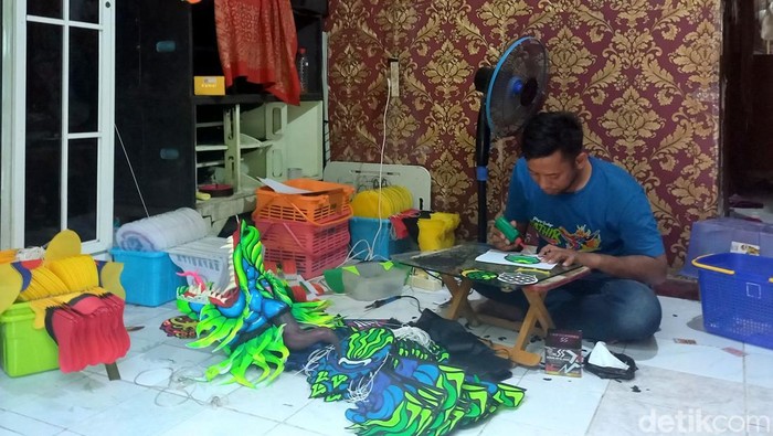 Fathir perajin layangan naga di Surabaya