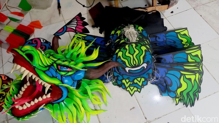 Fathir perajin layangan naga di Surabaya