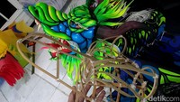 Bagian paling rumit, kata Fathir, adalah badan naga yang panjangnya bisa belasan meter. Ia harus membuat pola, mencetak mal, melubangi kain dengan solder, lalu menempelkan potongan warna-warni untuk membentuk sisik.
