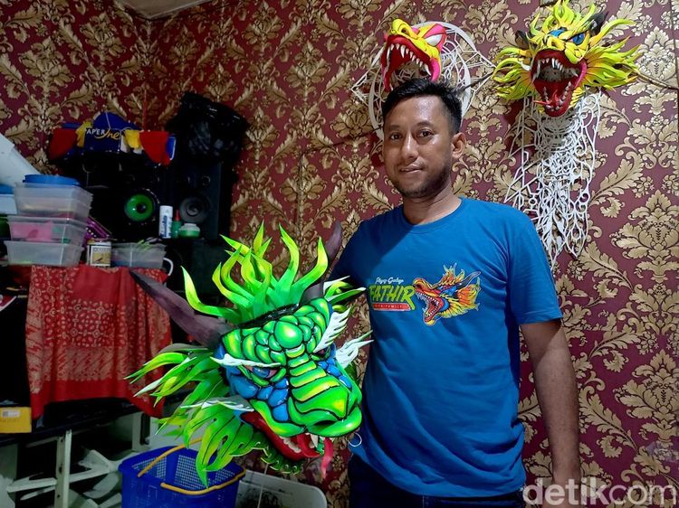 Mengenal Sosok Fathir Pembuat Layangan Naga yang Mendunia